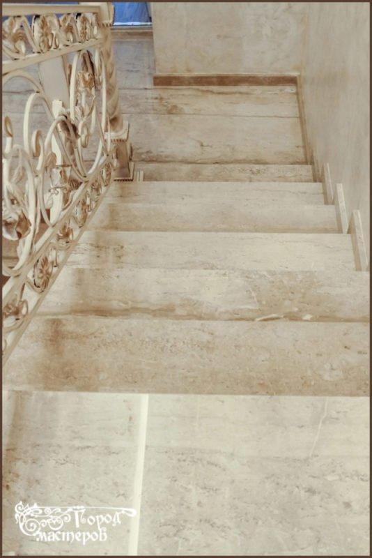 Лестница / ступени из бежевого мрамора (Daina Reale, Италия)